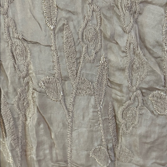 943.   Women's Tan Sleeveless Top - Picture 4 of 5